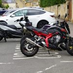 Motocicletă vs. mașină: Sfaturi pentru alegerea corectă în București