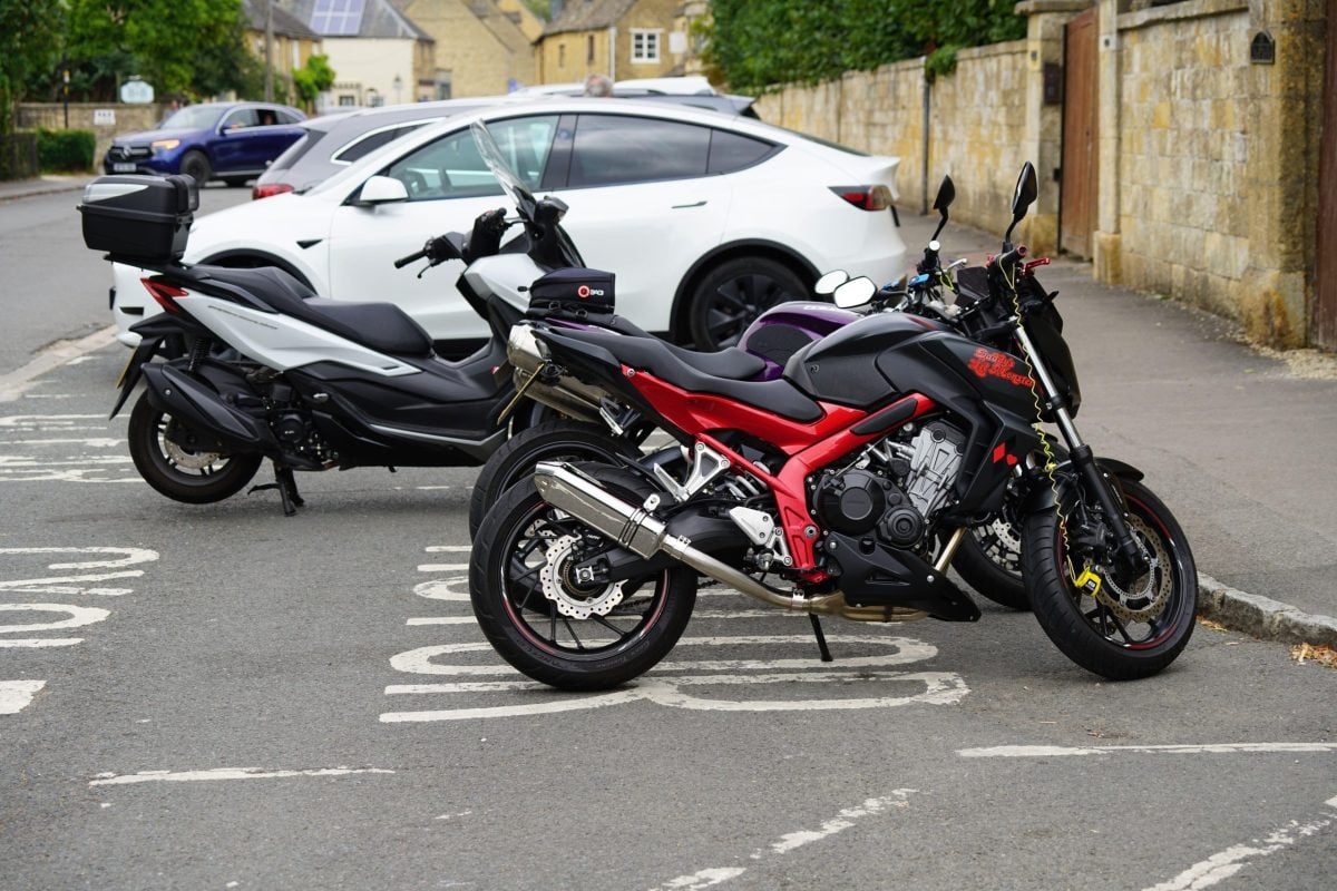 Motocicletă vs. mașină: Sfaturi pentru alegerea corectă în București