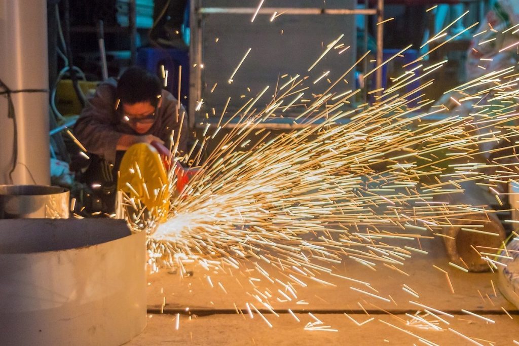Românii muncesc mult, dar sunt plătiți prost: 13,6 euro/oră în UE