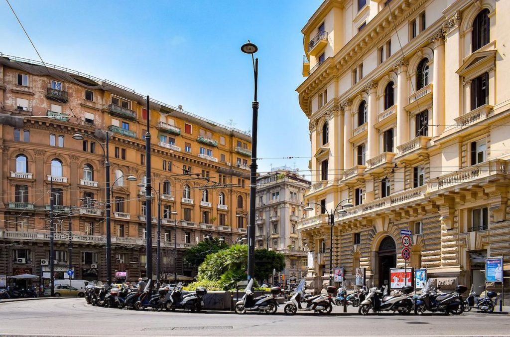 Hoți de geniu jefuiesc o bancă din Napoli prin canalizare, urmã dispărând