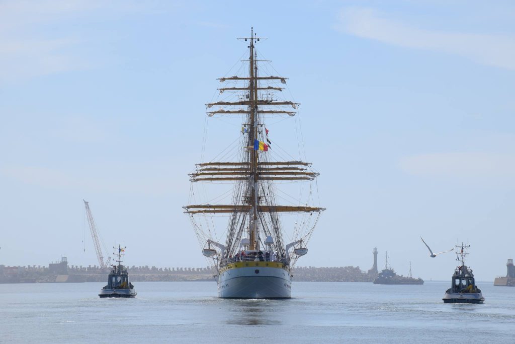 Nava Școală Mircea pleacă în marș internațional de 5 luni din Constanța