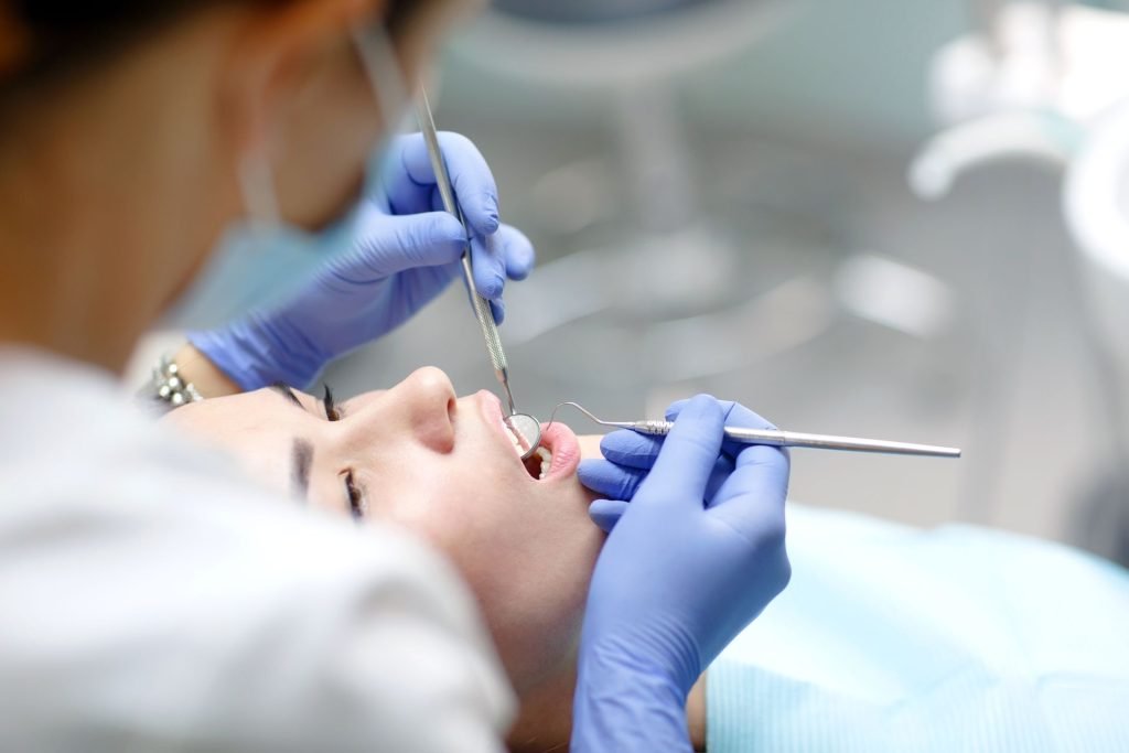 Persoanele în vârstă care nu își pot permite îngrijirea dentară prezentă un risc crescut de boli cardiovasculare și demență, conform unui studiu recent realizat de cercetători de la Școala de Sănătate Publică a Universității din Boston