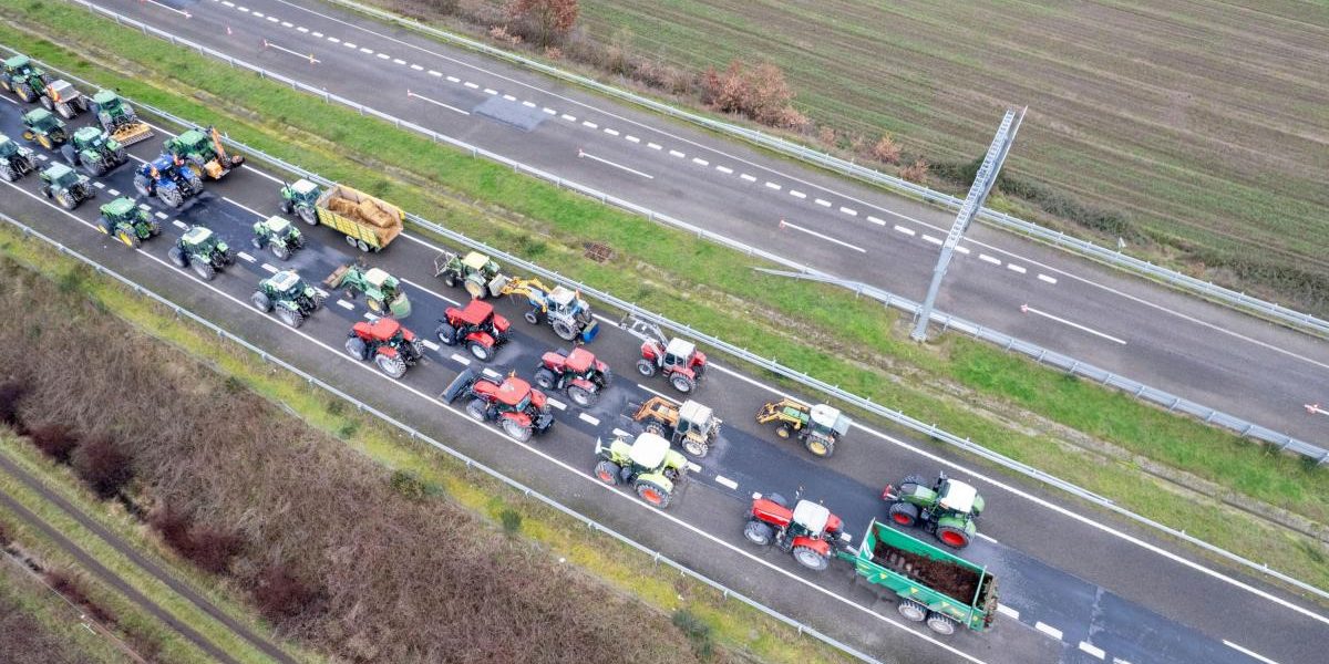 Blocaj în Irlanda: Fermierii paralizează țara, benzinăriile fără combustibil