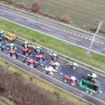 Blocaj în Irlanda: Fermierii paralizează țara, benzinăriile fără combustibil