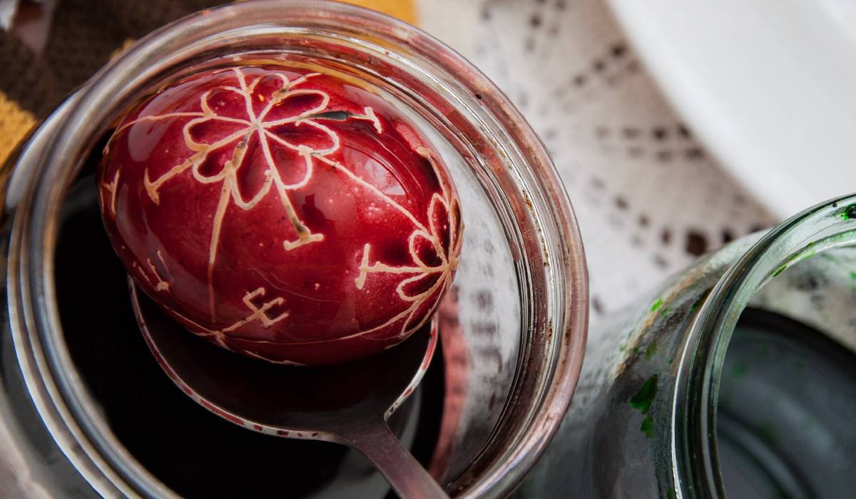 Imaginea cu ouăle roșii este cea mai vizibilă reprezentare a sărbătorilor pascale, dar mulți se întreabă dacă consumul acestora influențează nivelul de colesterol