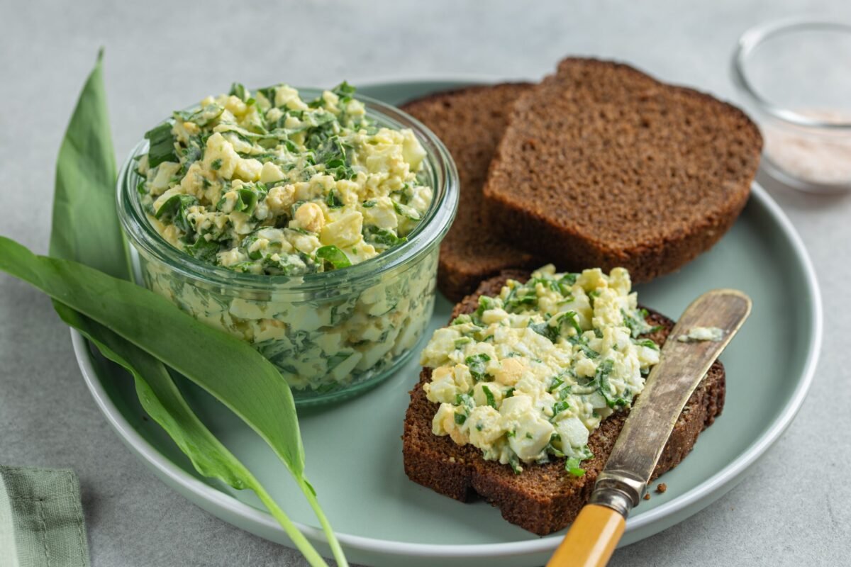 Primăvara aduce cu sine o explozie de verdeață și, odată cu ea, oportunitatea de a integra în meniu plante cu beneficii multiple pentru sănătate