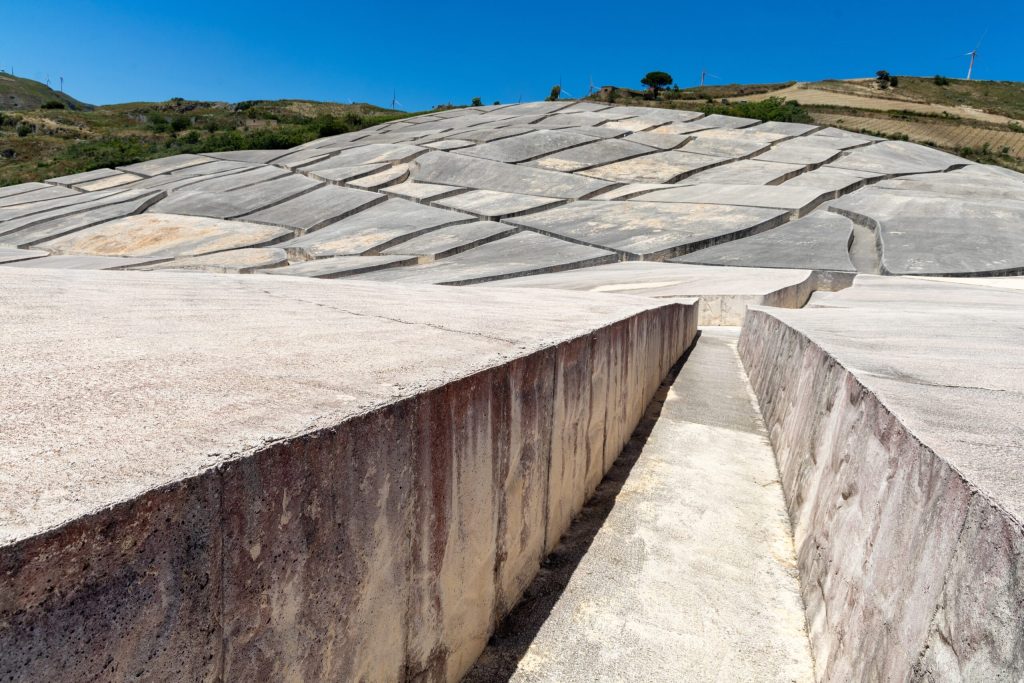 Orașul-Pompeii modern: Betonul înghite tot, artă contemporană în declin
