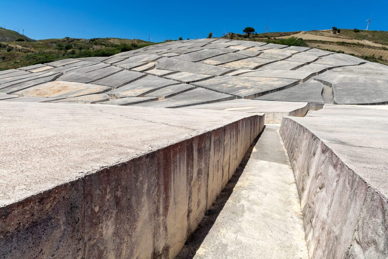 Orașul-Pompeii modern: Betonul înghite tot, artă contemporană în declin