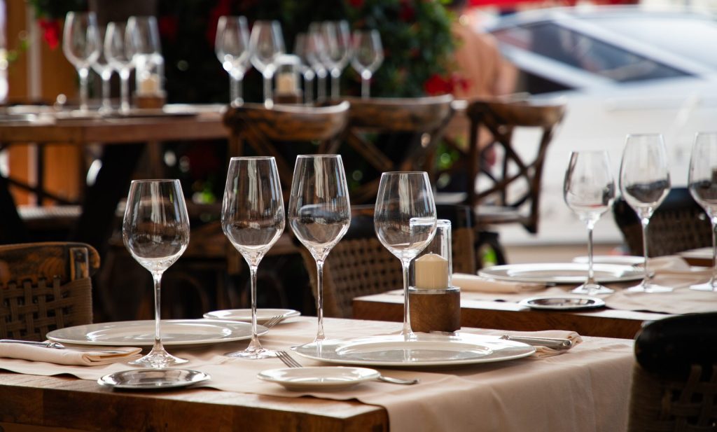 Gigantul tech testează roboți-chelneri în restaurante: Revoluție în farfurie