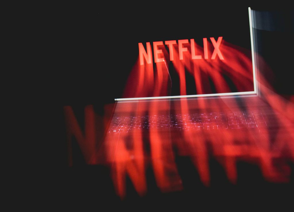 Netflix intră pe terenul YouTube: Podcasturi, noua provocare a gigantului