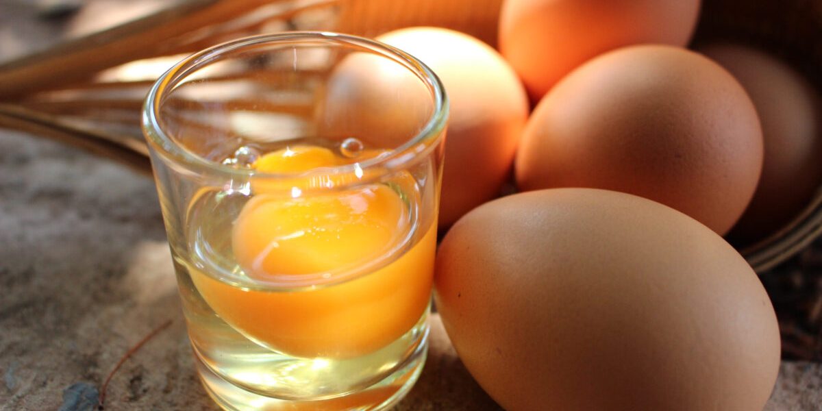 Cum VERIFICI rapid ouăle dacă sunt BUNE de mâncat? Truc simplu