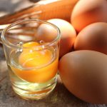 Cum VERIFICI rapid ouăle dacă sunt BUNE de mâncat? Truc simplu