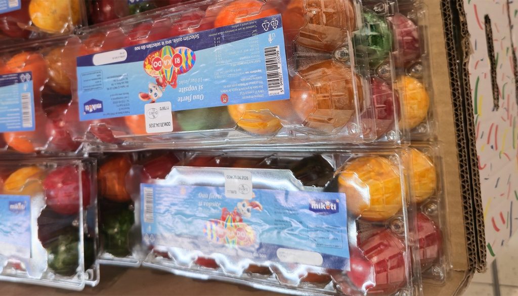 Ouăle vopsite gata de consum, disponibile în supermarketurile din România, câștigă tot mai mult teren în perioada Paștelui datorită comodității și aspectului estetic plăcut