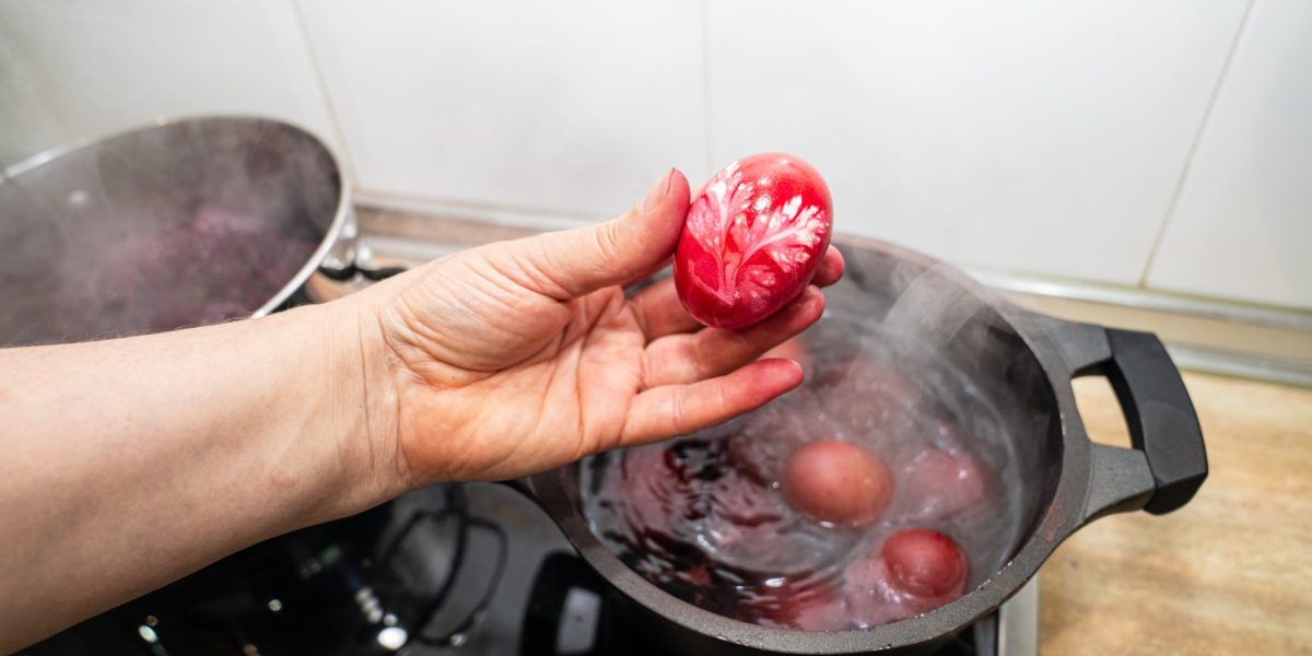 De ce ciocnim ouă roșii de Paște? Tradiții și semnificații din România