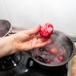 De ce ciocnim ouă roșii de Paște? Tradiții și semnificații din România