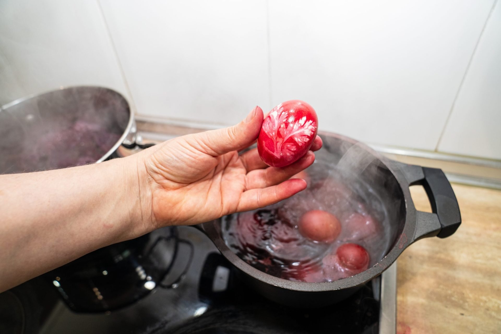 Ouăle roșii de Paște: simboluri ale vieții și ale Învierii, păstrate prin tradiție Ouăle vopsite în roșu sunt un simbol central al sărbătorilor pascale, alături de preparate tradiționale precum pasca