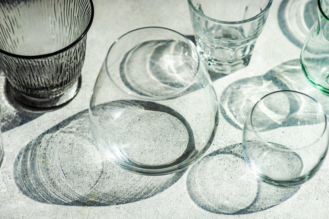 Paharele tulburi pot ascunde probleme care afectează aspectul și igiena vaselor din bucătărie, precum depunerile de minerale sau deteriorările permanente ale sticlei