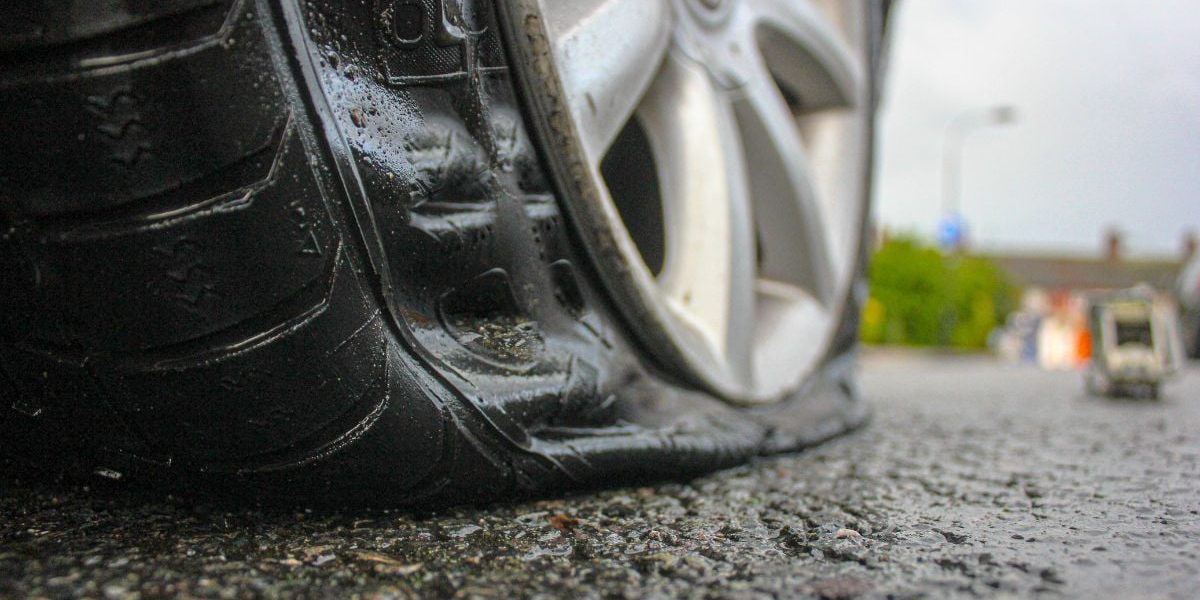 Noua „țeapă” cu pana: Ce pași să urmezi ca să nu cazi victimă lângă ROATĂ