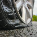 Noua „țeapă” cu pana: Ce pași să urmezi ca să nu cazi victimă lângă ROATĂ