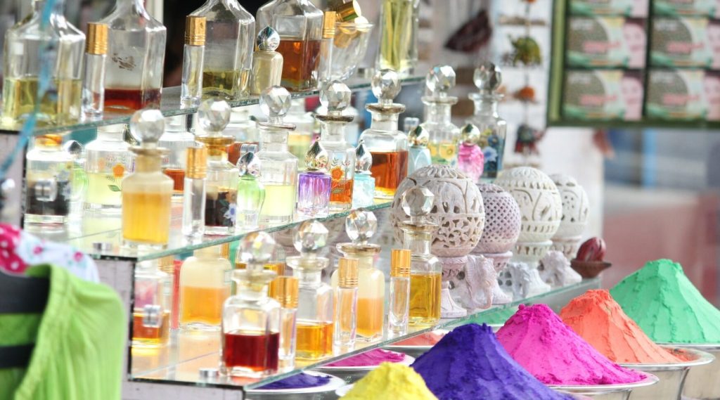 Români, ARESTAȚI în Italia: Furt spectaculos din duty-free, cu 32 de parfumuri!