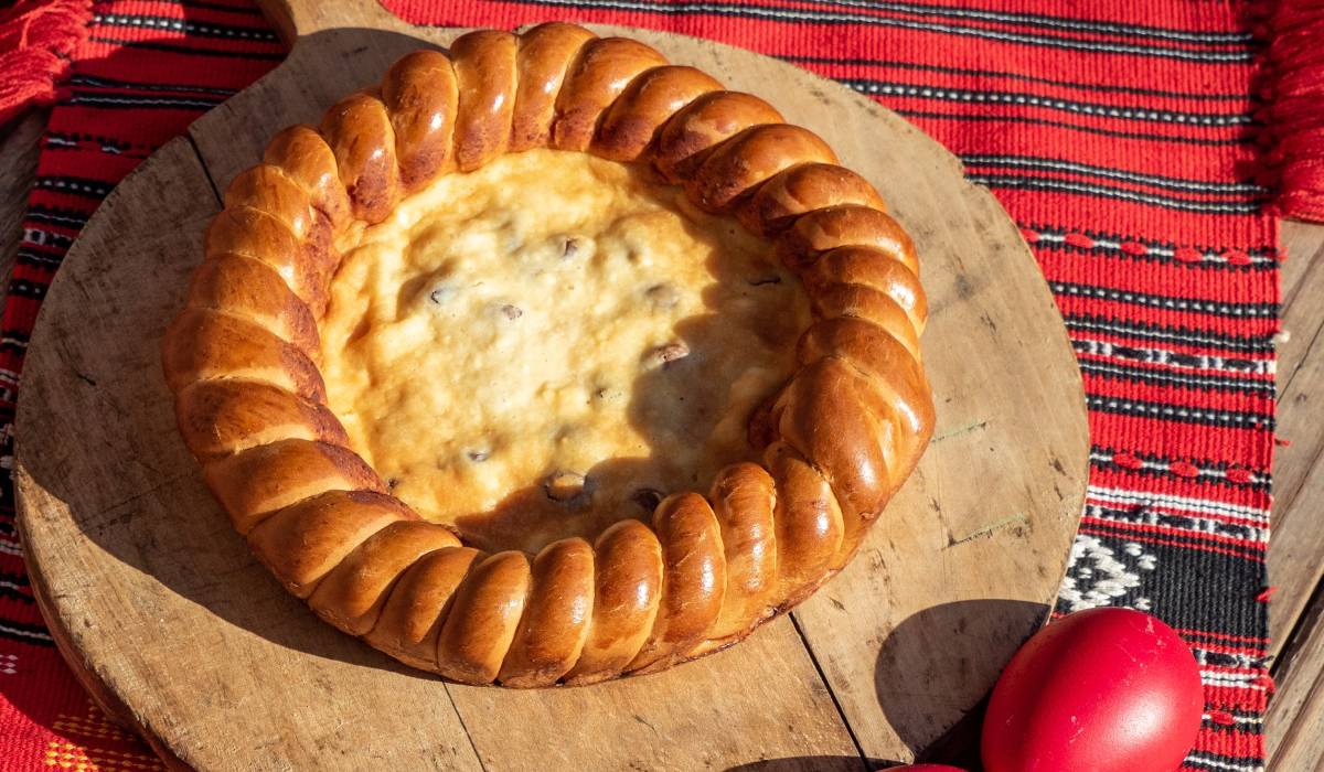 Pasca cu smântână, un desert reinterpretat pentru un gust mai delicat, cucerește mesele festive Pasca, simbol al sărbătorilor pascale și al bucuriei reînvierii, se reinventează