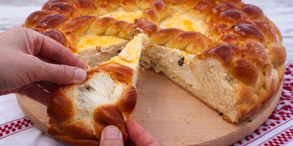 Rețeta bunicii de Paște: Pasca cu brânză și stafide, gustul copilăriei