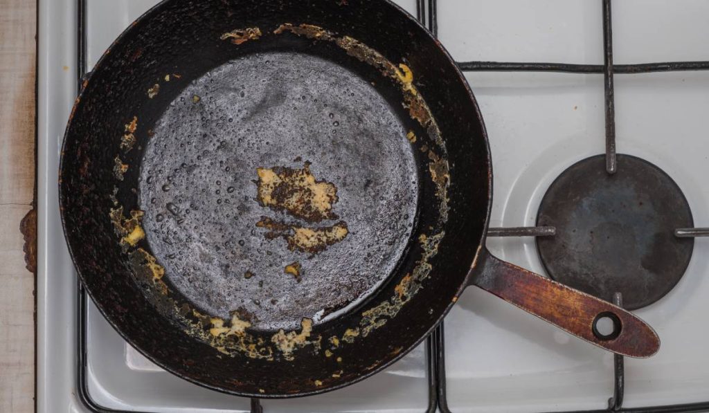 Cum scapi de grăsimea arsă din tigaia de fontă: trucul cu sare