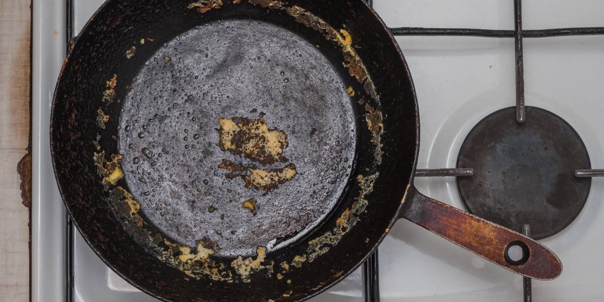 Cum scapi de grăsimea arsă din tigaia de fontă: trucul cu sare