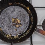 Cum scapi de grăsimea arsă din tigaia de fontă: trucul cu sare