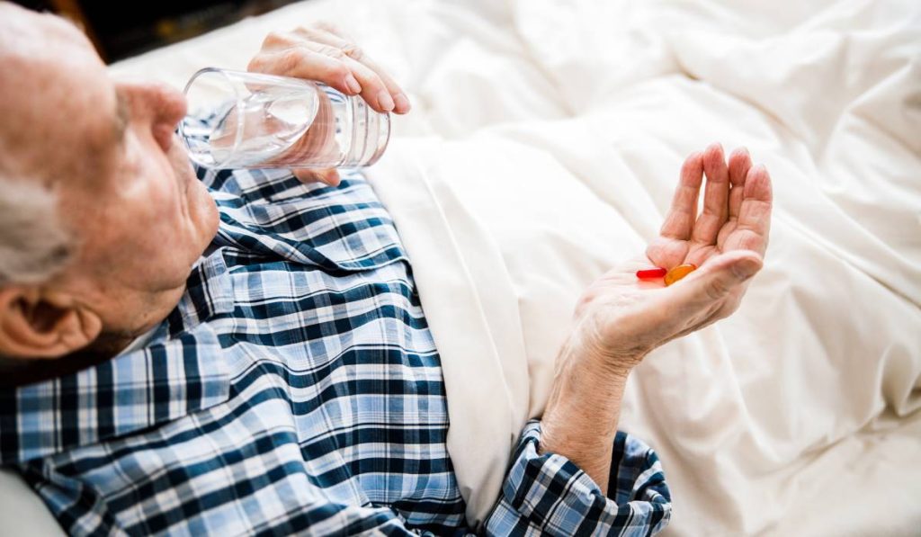 Obiceiuri banale care-ți fac rău: De ce NU te întinzi după pastile