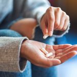 Atenție la medicamente! Alimentele „banale” care pot sabota tratamentul