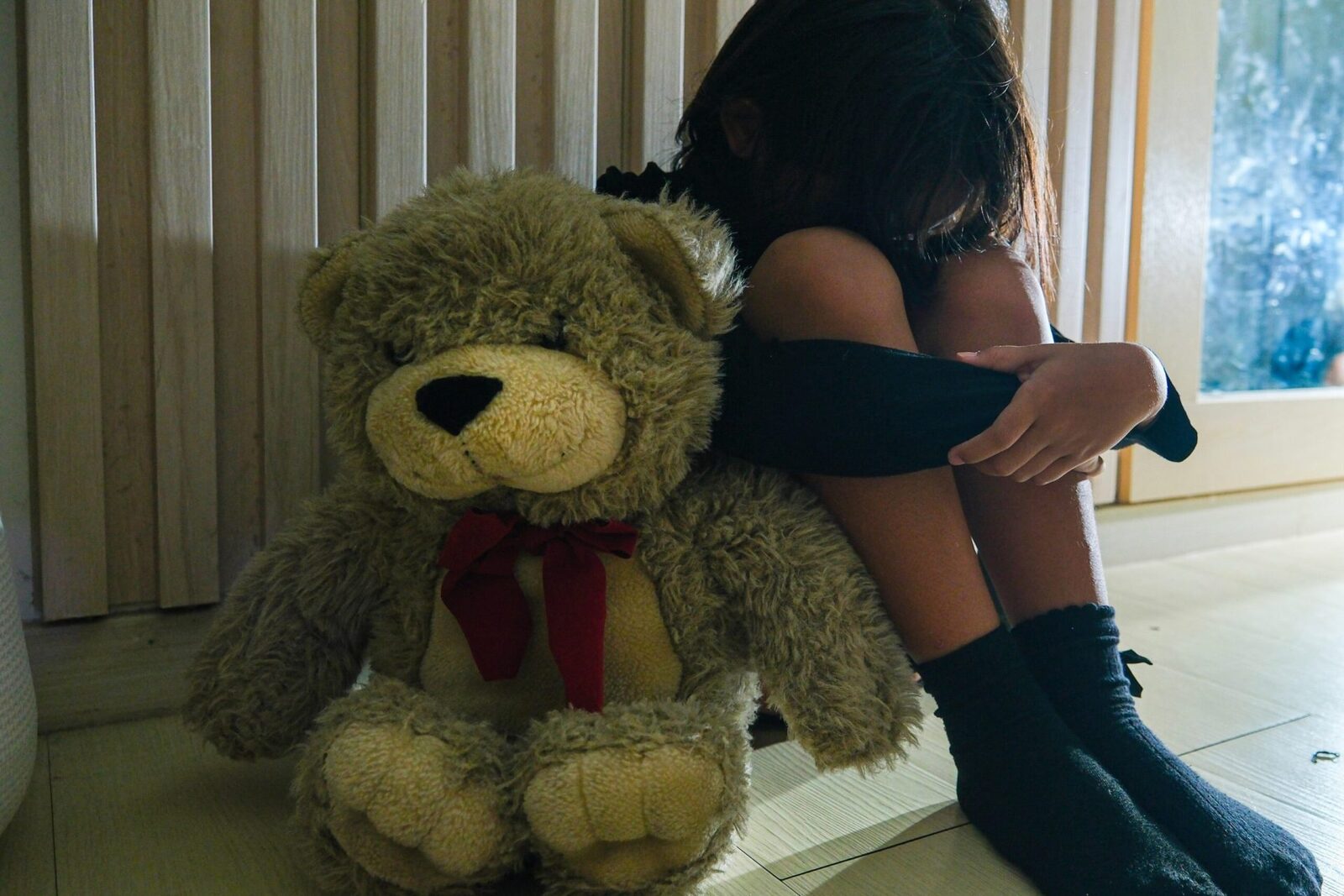 Neglijența emoțională: Ce adulți devin copiii afectați