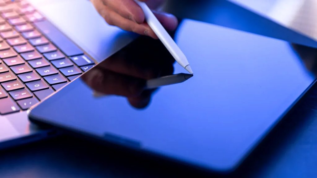 Actualizare falsă, atac cibernetic: Parole și date bancare, furate fără milă