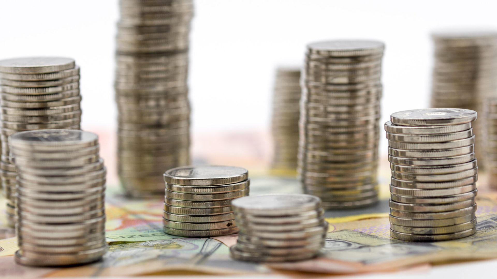 Salariile „la negru” din trecut afectează direct pensiile de azi În anii ’90 și 2000, mulți români au lucrat cu contracte care arătau salarii minime pe hârtie, în timp ce diferența până la suma reală era plătită „la negru”