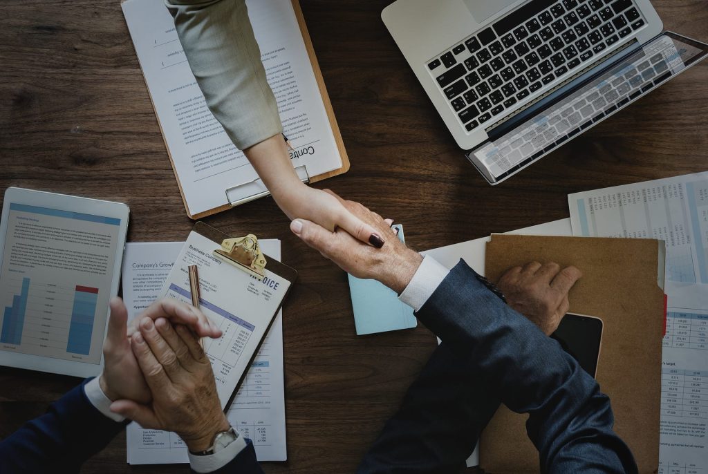 Expertiza financiară a platformelor de inteligență artificială avansează într-un ritm considerabil, iar unele perspective sugerează că în viitor apropiat aceste sisteme ar putea înlocui complet consilierii financiari umani