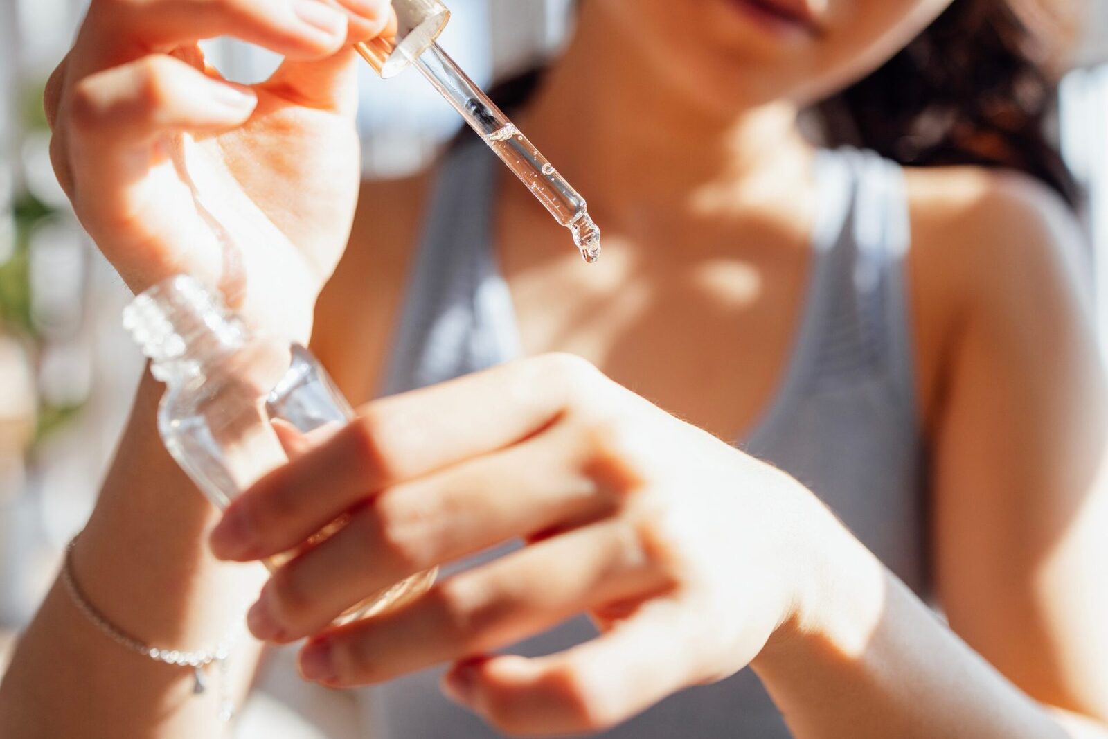 Peptidele, noul elixir al tinereții? Promisiuni mari, și riscuri neștiute