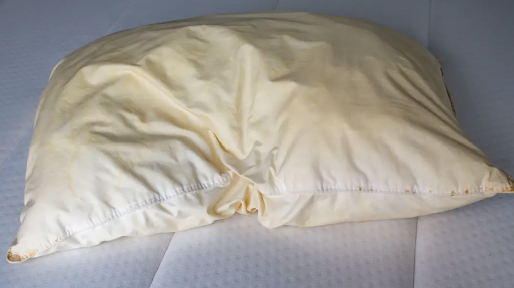 Adevărul ascuns: De ce se îngălbenesc pernele și ce riscuri ascund