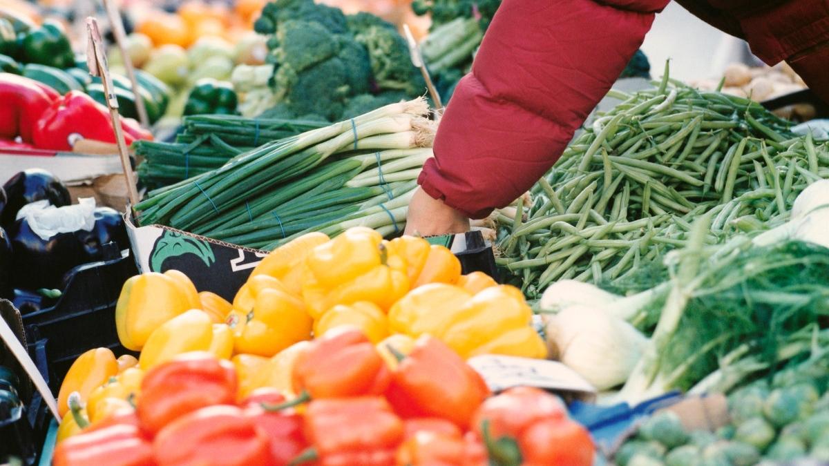 Alertă alimentară în Ilfov, cu produse sechestrate și amenzi înainte de Paște Inspectorii de la Antifraudă ANAF, Vamă și Autoritatea Sanitară Veterinară au descins la patru societăți comerciale din județul Ilfov