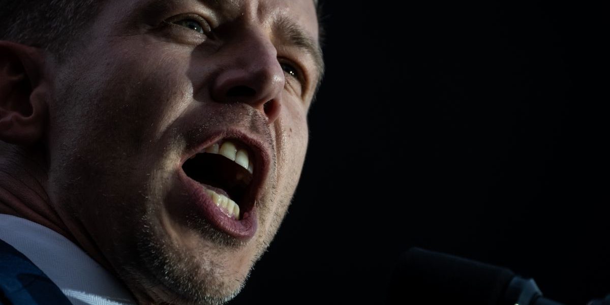 Péter Magyar, politicianul ungar care se pregătește să preia conducerea guvernului, a criticat dur relația dintre Viktor Orbán și liderul AUR, George Simion, aducând în discuție trecutul controversat al acestuia din urmă