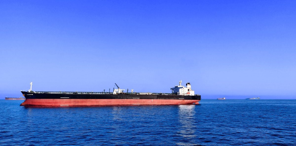 Petrolul american sare de 100 de dolari. Armistițiul SUA-Iran blochează petrolierele prin Hormuz