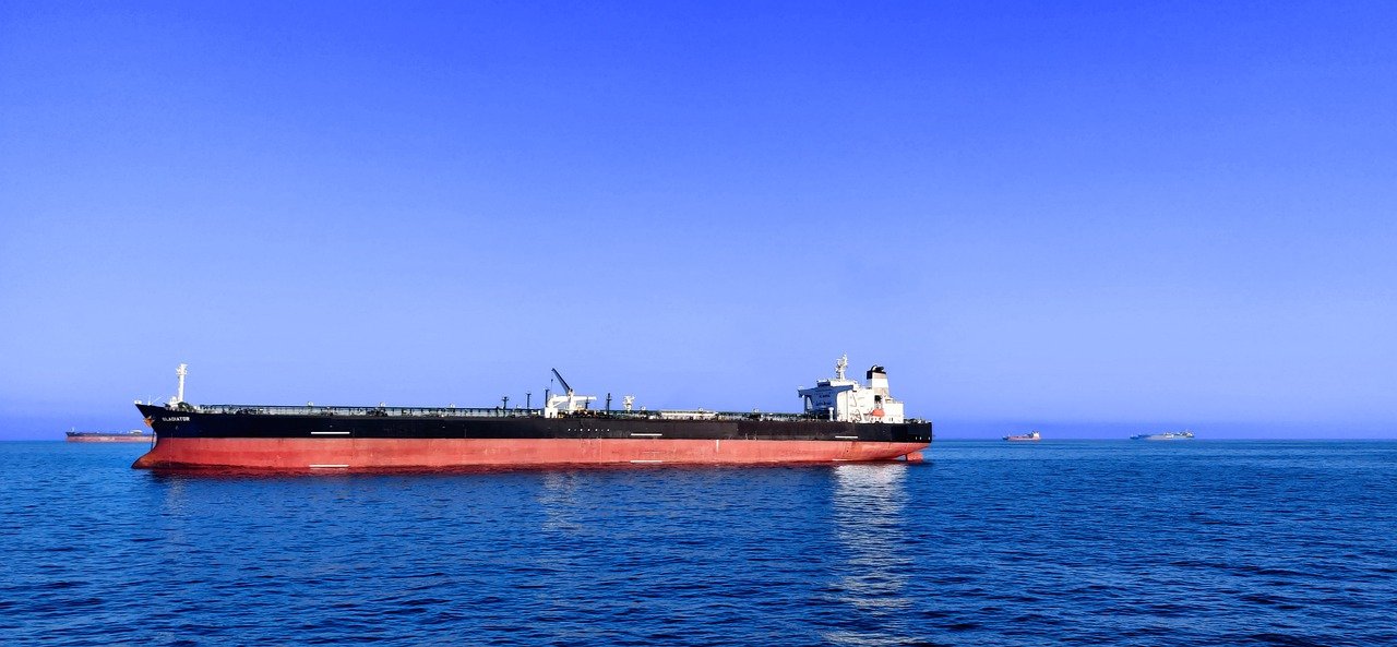 Petrolul american sare de 100 de dolari. Armistițiul SUA-Iran blochează petrolierele prin Hormuz
