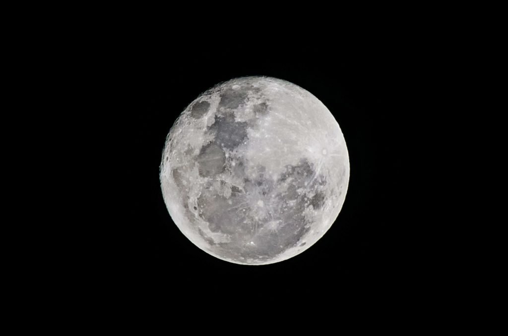 Astăzi, misiunea Artemis II a NASA efectuează un survol istoric al părții îndepărtate a Lunii, marcând prima prezență umană în această regiune după decenii de inactivitate