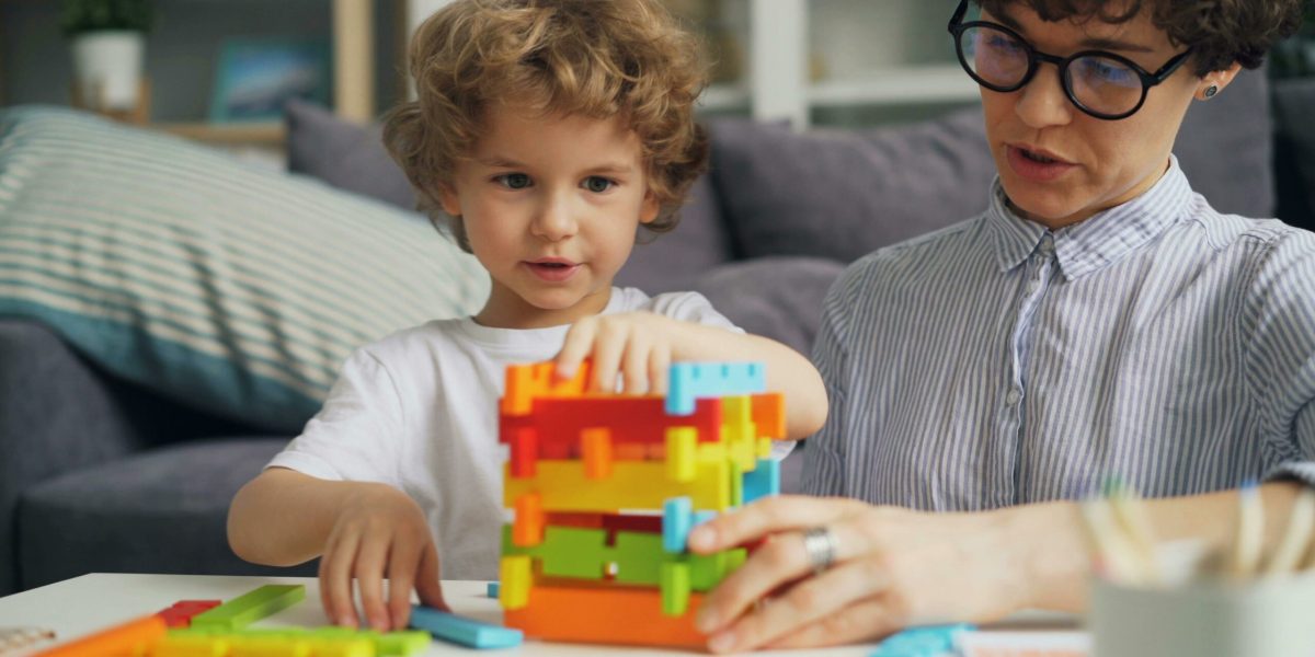 Părinții copiilor cu autism și Down, sprijiniți de stat: consiliere gratuită