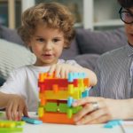 Părinții copiilor cu autism și Down, sprijiniți de stat: consiliere gratuită