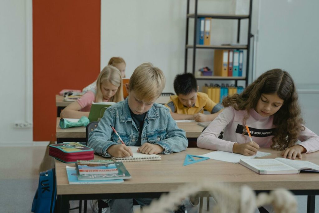 Elevii români nu vor primi bursele școlare mai devreme pentru a se bucura de Sărbătorile Pascale