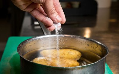 Ai piureul de cartofi prea apos? Trucuri salvatoare, fără să-i schimbi gustul
