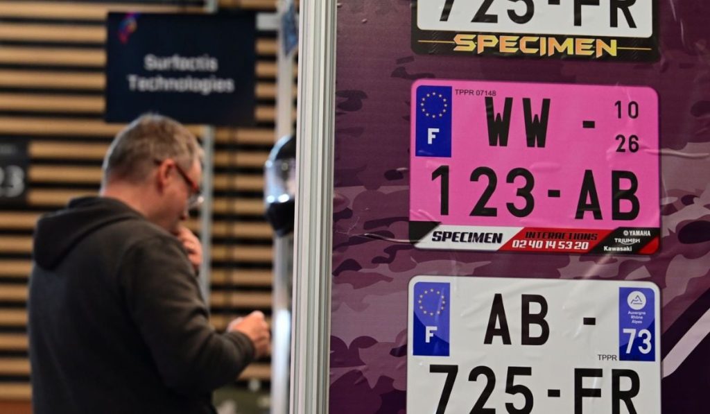 Roz pe șosele: Ce ascund plăcuțele de înmatriculare din 2026 în Europa