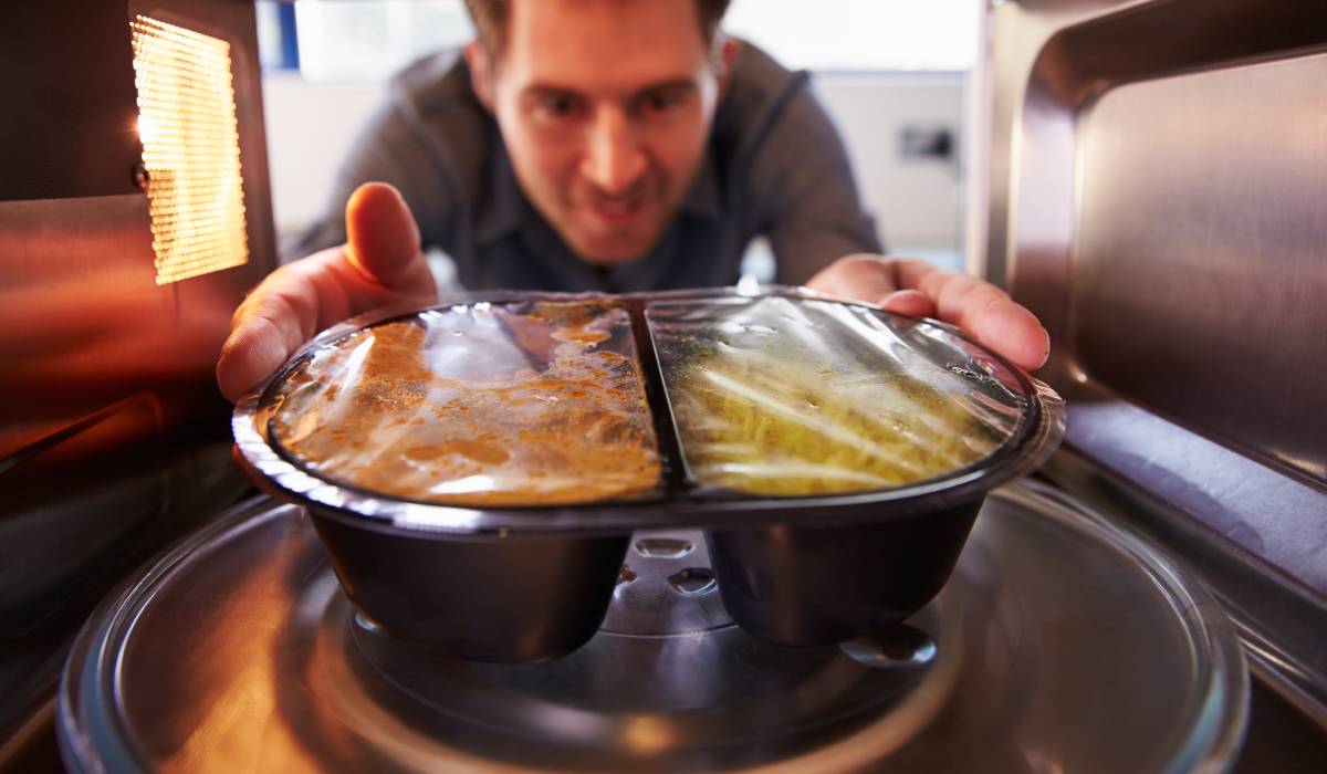 Un medic renunță complet la utilizarea recipientelor din plastic pentru încălzirea mâncării după ce a analizat studii despre impactul microplasticelor asupra sănătății, conform unui articol publicat în CSID