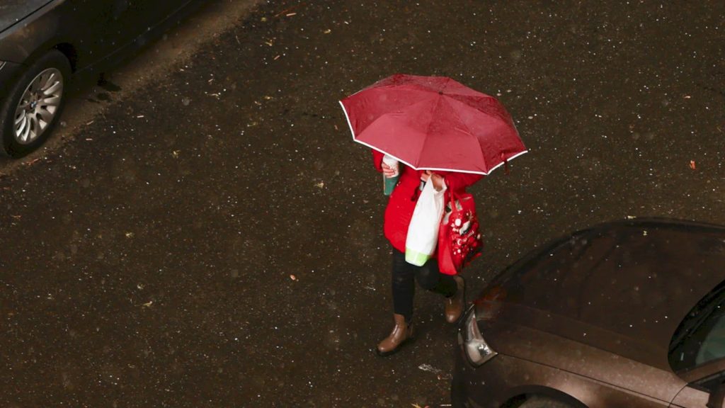 Administrația Națională de Meteorologie (ANM) avertizează asupra unui weekend cu vreme ploioasă în București, unde se menține un cod galben de ploi valabil până în seara zilei de 4 aprilie 2026