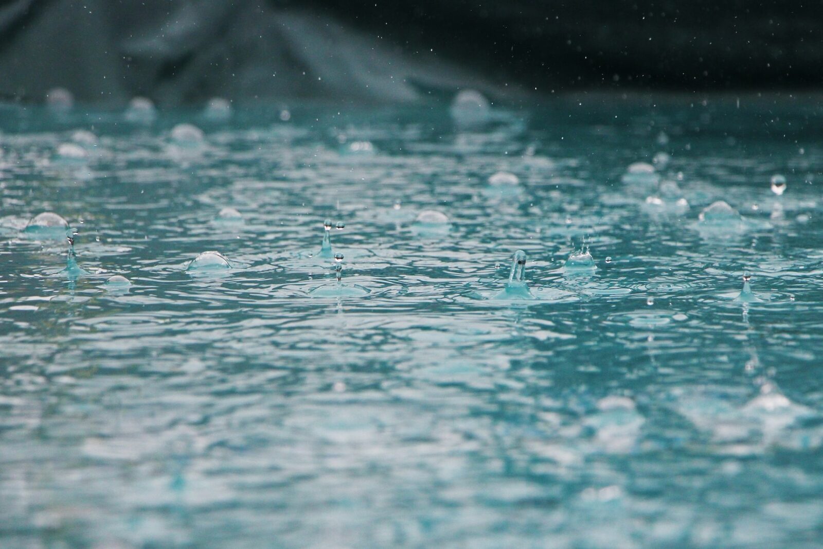 Alerte METEO: Ploi torențiale și vijelii puternice lovesc România până sâmbătă